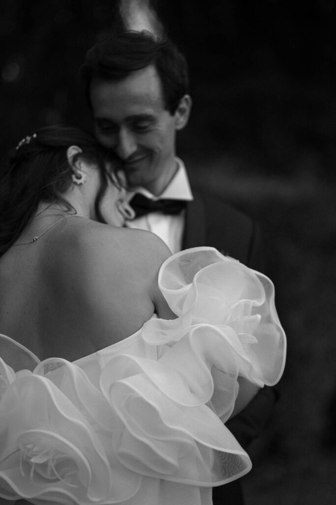 Dettagli curati del giorno del matrimonio, catturati con uno stile fotografico raffinato e senza pose, per un racconto autentico e senza tempo.