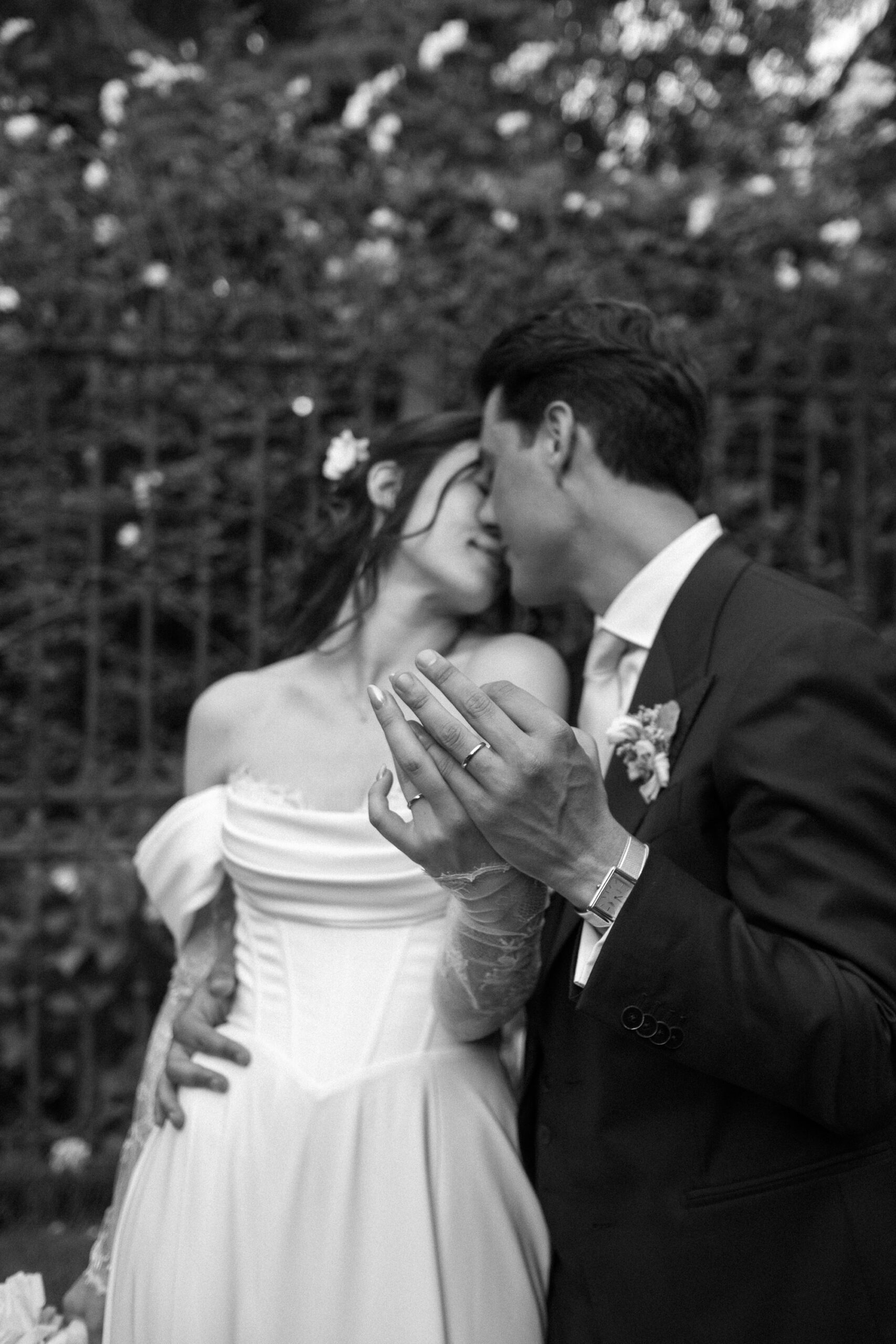 couples kissing